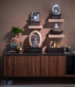 Dehner Polyresin-Zimmerbrunnen Landskap, Ca. H22 Cm 6 Dehner Polyresin-Zimmerbrunnen Landskap, Ca. H22 Cm -Pflanzenbedarf Geschäft 6862262 6720163 6720155 6721278 6720296 WE MO 001 Zimmerbrunnen